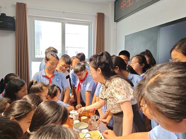 爱游戏体育ayx-济源市轵城镇中王中心小学开展茶艺知识讲座
